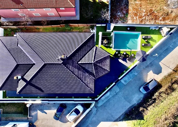 Complex White 2* Pula