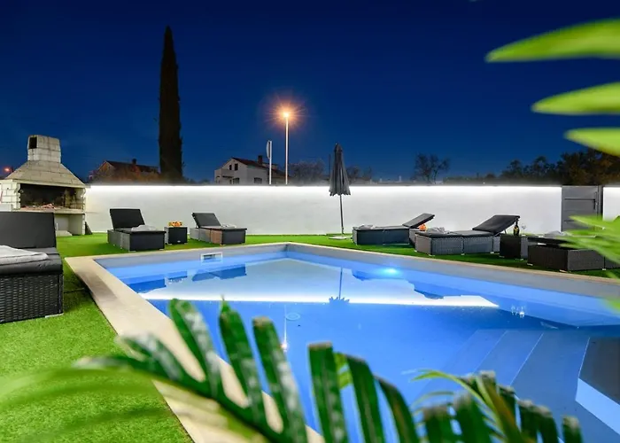 Complex White 2* Pula