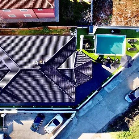 Complex White 3* Pula