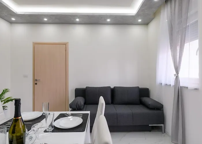 Complex White 3* Pula